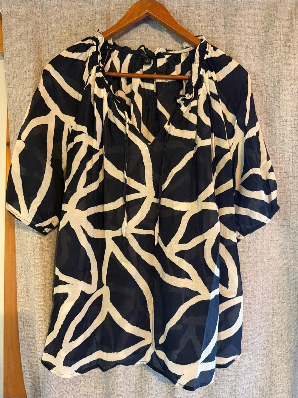 Ann Taylor Abstract Print Blouse in navy blue & White Size Large petite